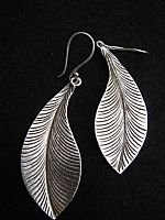 Photo 2 of our Curvey leaf long earrings