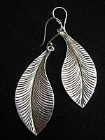 Curvey leaf long earrings