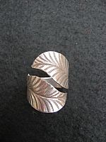 Photo 1 of our Lovely wide leafy silver ring
